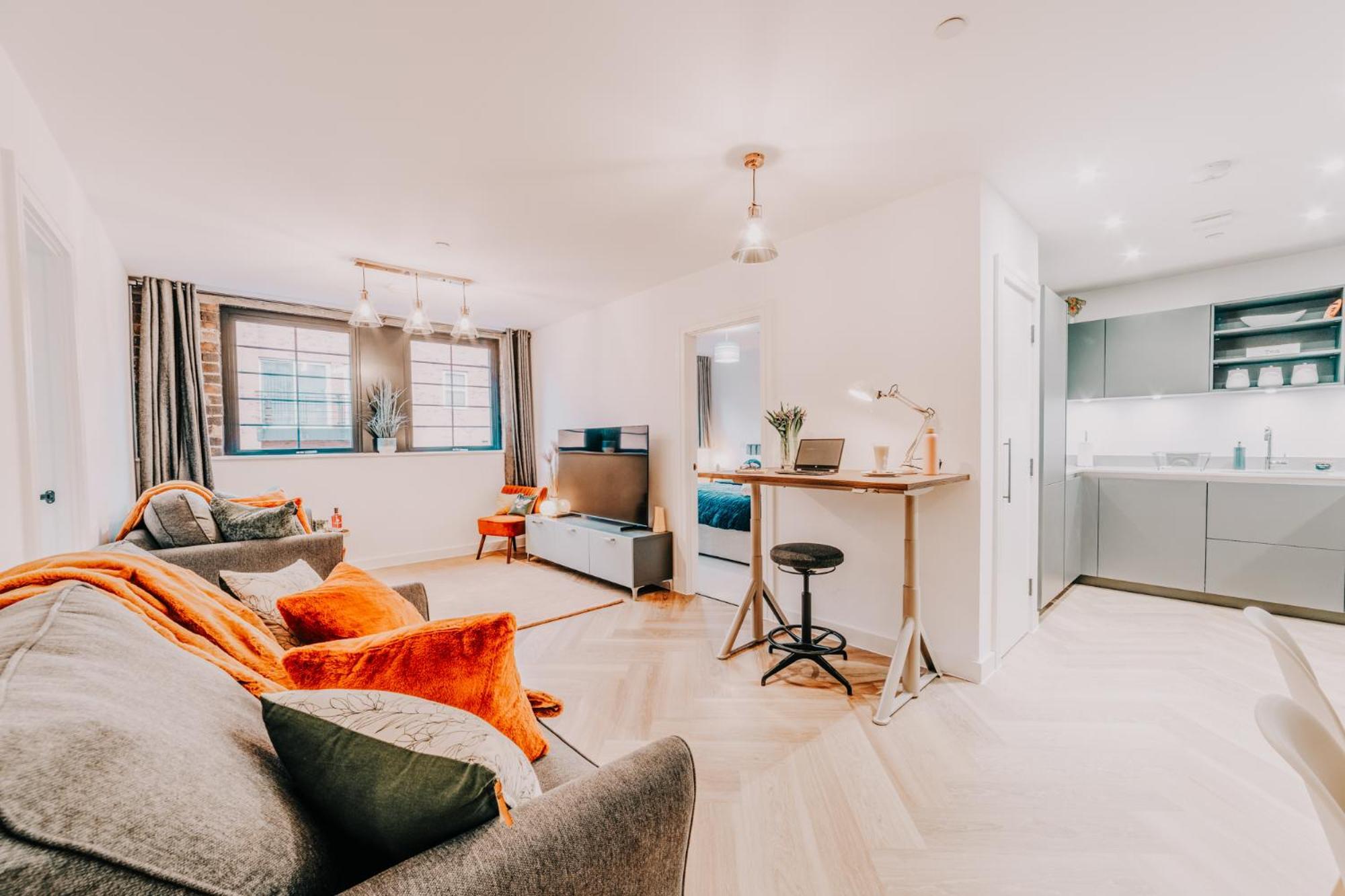 Apartment Stylish Grade Ii Listed Pad, Centre, Fast Wifi, Contractors, Families Birmingham